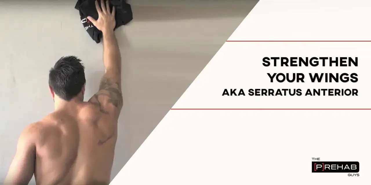 Mann mit starkem R&uuml;cken streckt Arm nach oben, um den serratus anterior zu trainieren.