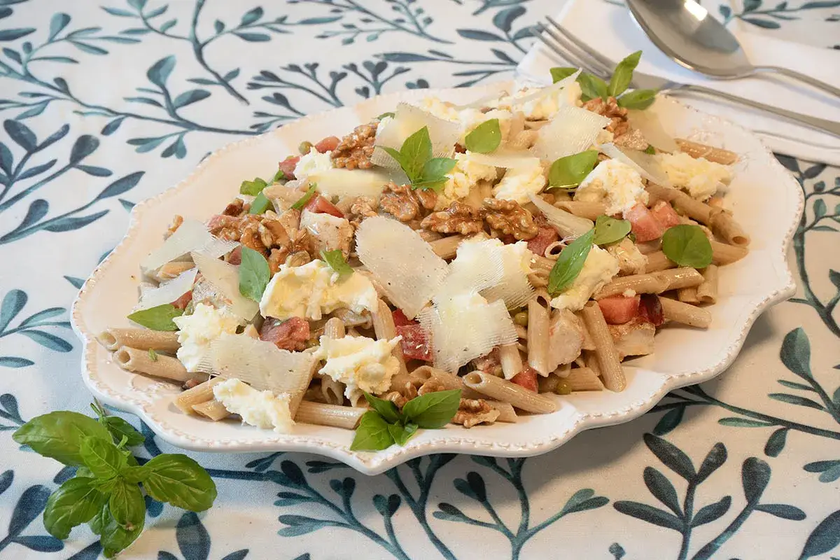 Deliciosa ensalada de pasta con atún, queso parmesano, nueces y albahaca fresca.