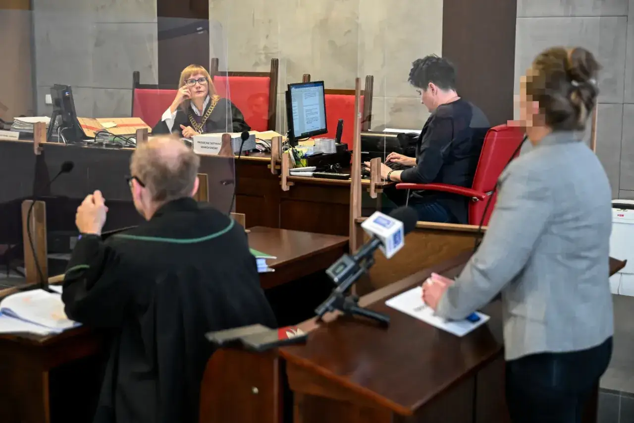 Oskarżona w procesie sądowym, przed sędzią i adwokatem, czeka na werdykt.