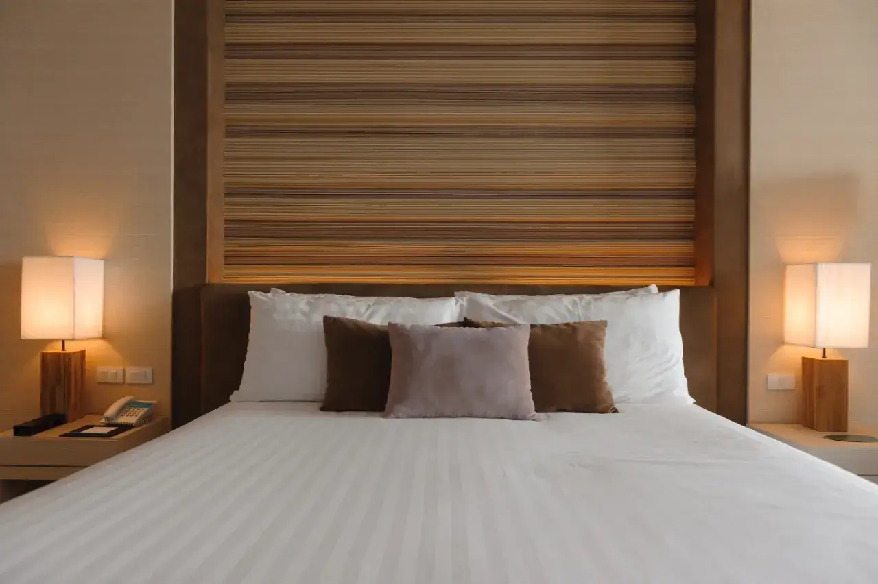 Ukryte opłaty w hotelach, małe literki w umowie
