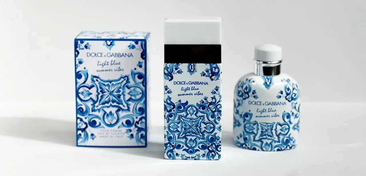 Zestaw Dolce & Gabbana Light Blue Summer Vibes: flakon i pudełko ozdobione niebiesko-białymi wzorami.