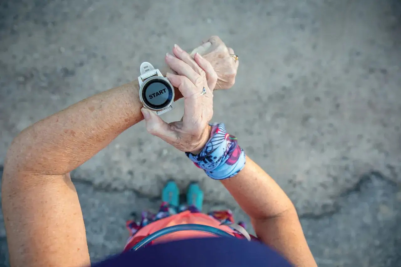 Eine Frau prüft ihre Smartwatch, bereit, ihre täglichen Schritte zu zählen.