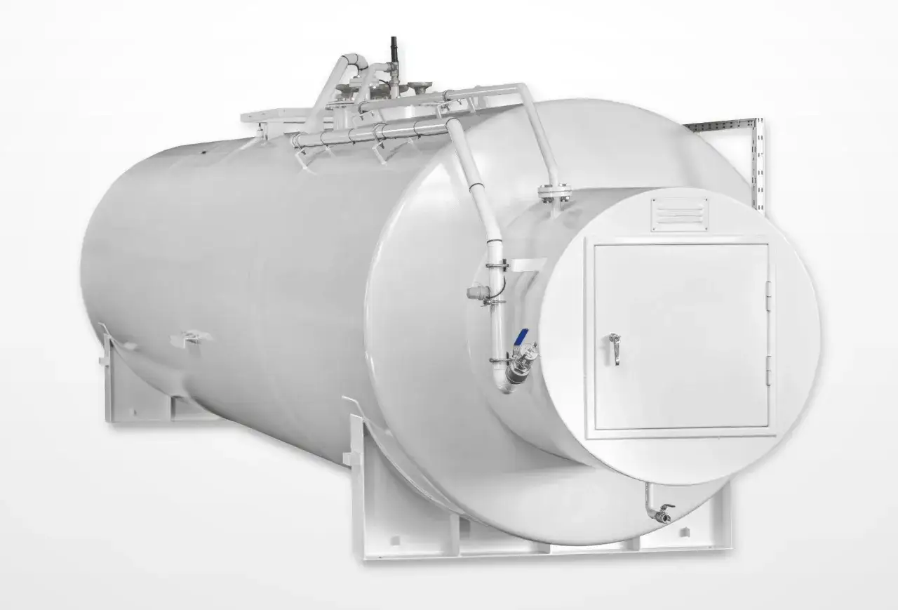 Stor vit dieseltank med r&ouml;r och lucka. Fr&aring;gan 