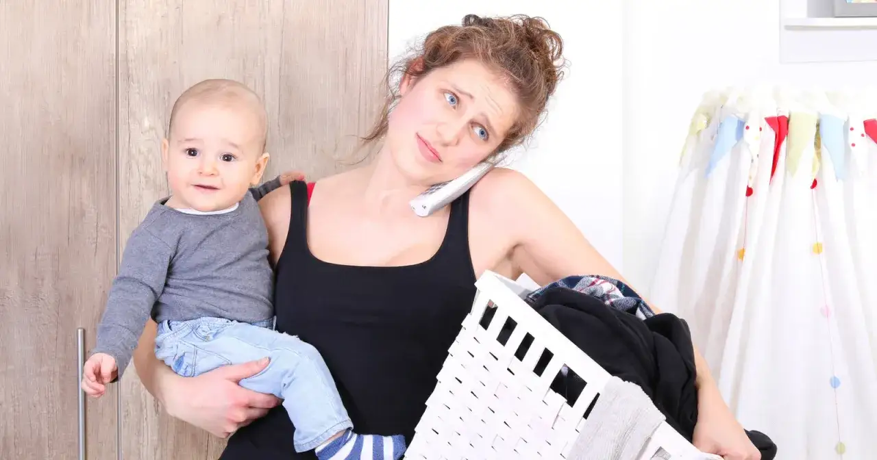 &Uuml;berforderte Mutter mit Baby, W&auml;schekorb und Telefon. Manchmal fragt man sich, was tun, wenn man Mutterschaft bereut.