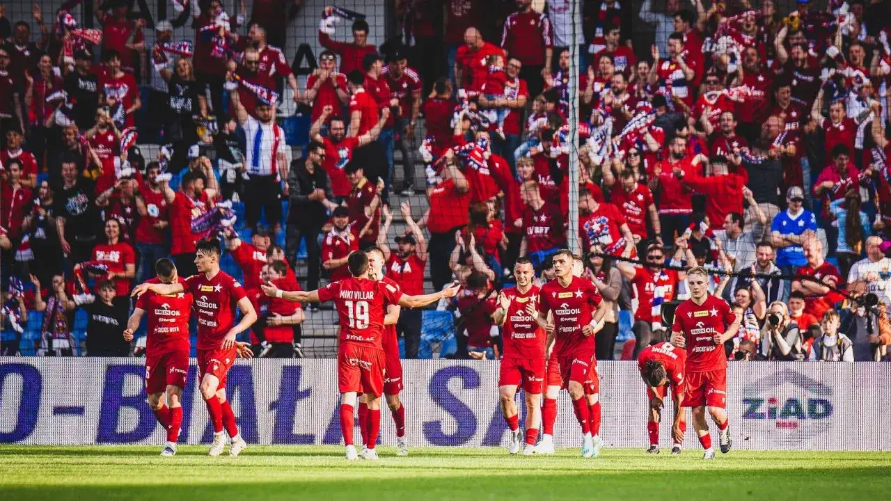 Stadion Wisły Kraków z kibicami