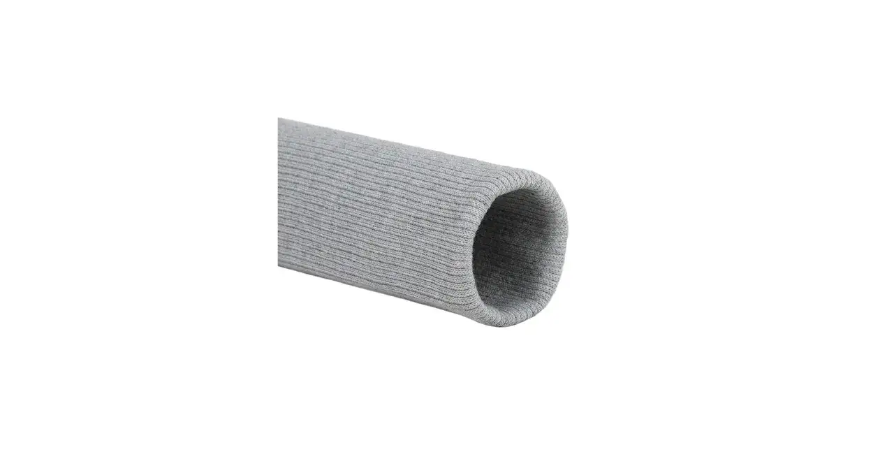 Grå, ribbad tub av gummi material, perfekt för att skydda eller förstärka.