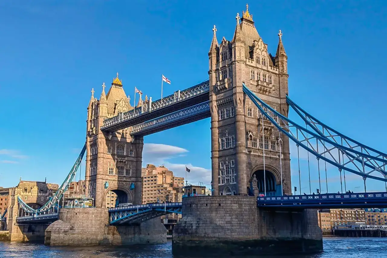 Tower Bridge w Londynie, symbol brytyjskiej historii, wznosi się dumnie nad Tamizą.