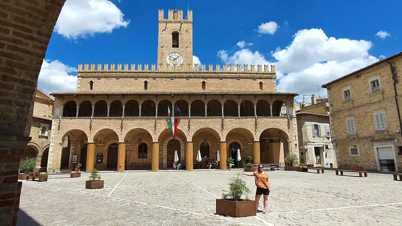 Piazza del Popolo a Offida, con il Palazzo Comunale e la torre dell'orologio. Un luogo incantevole da scoprire.