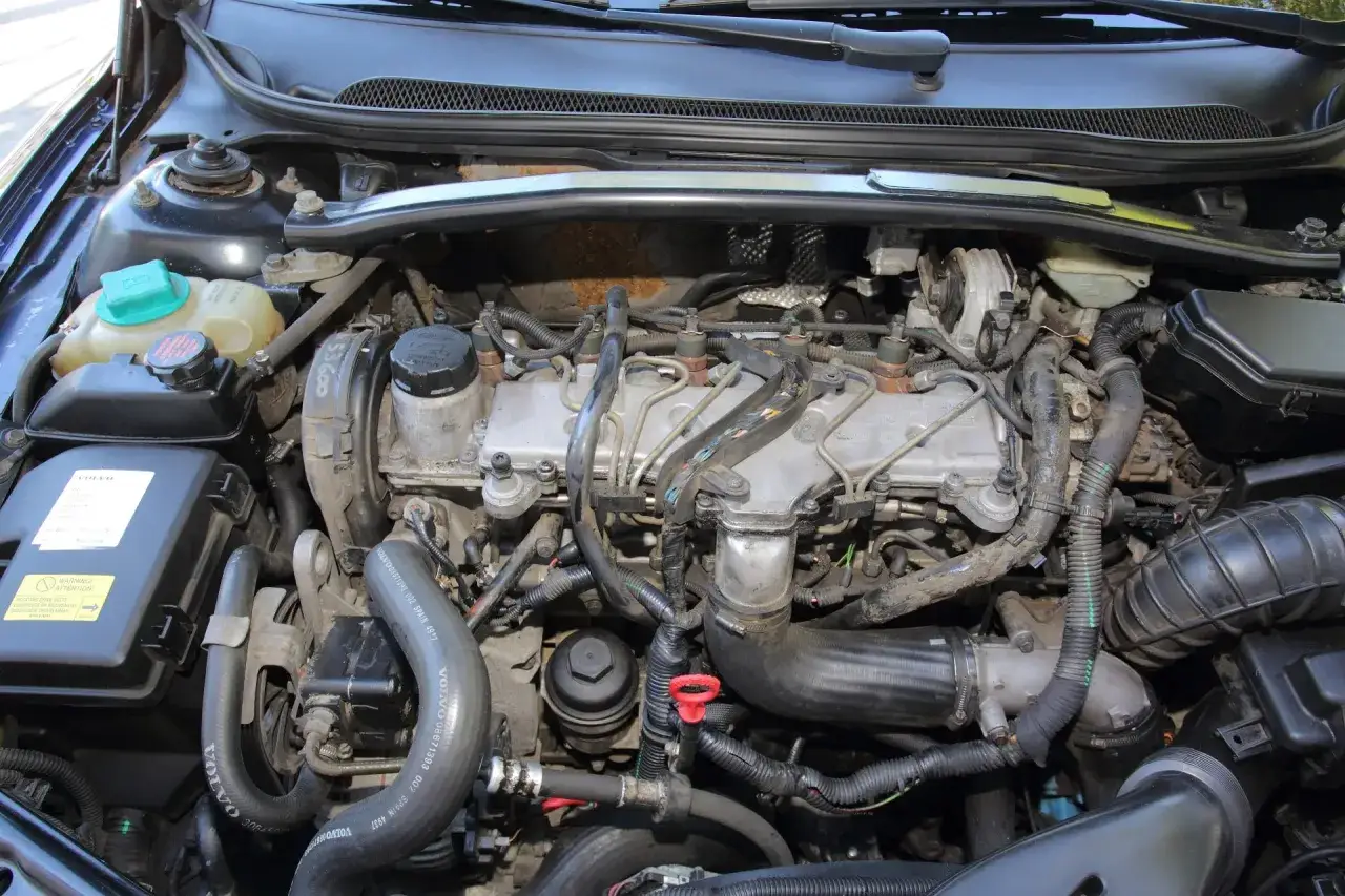 Widok na silnik Volvo 2.4 D5 z przewodami paliwowymi i innymi elementami.