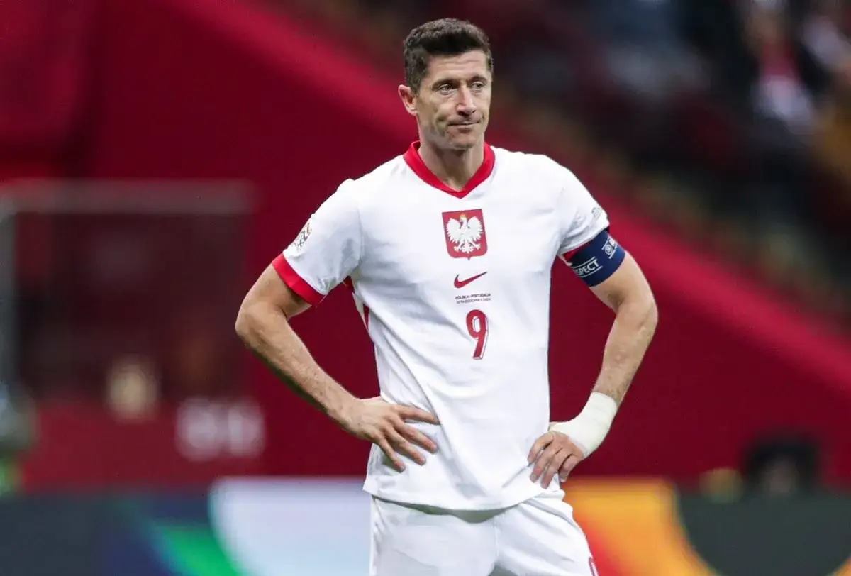 Robert Lewandowski w białej koszulce reprezentacji Polski z numerem 9, z opaską 