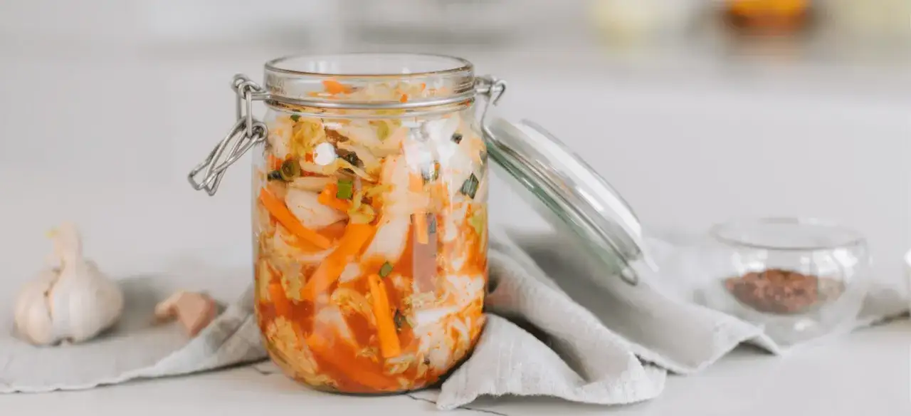 słoik fermentującego kimchi