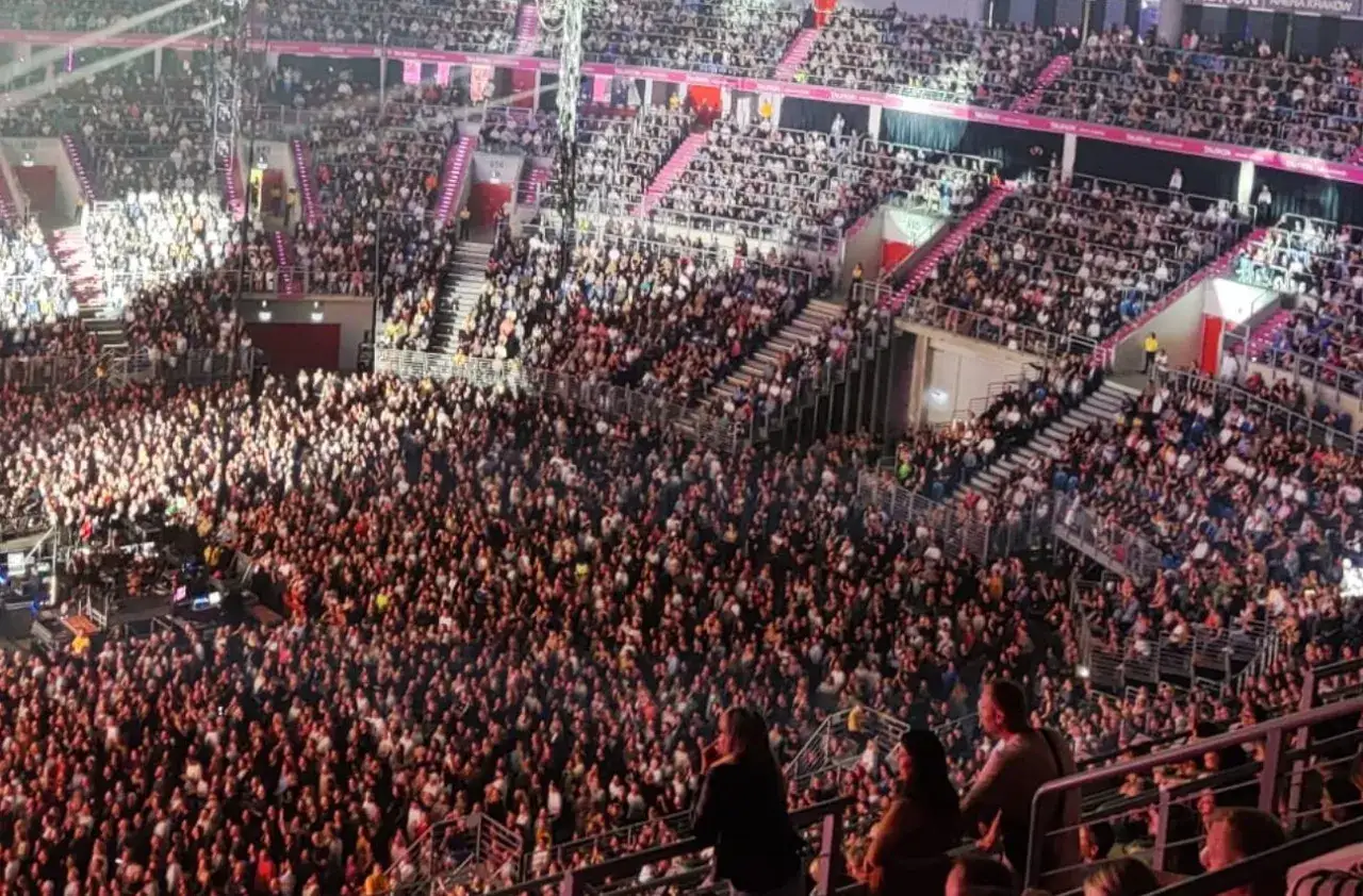 Tłum fanów na koncercie w TAURON Arenie Kraków. Wszyscy czekają na występ Katy Perry.