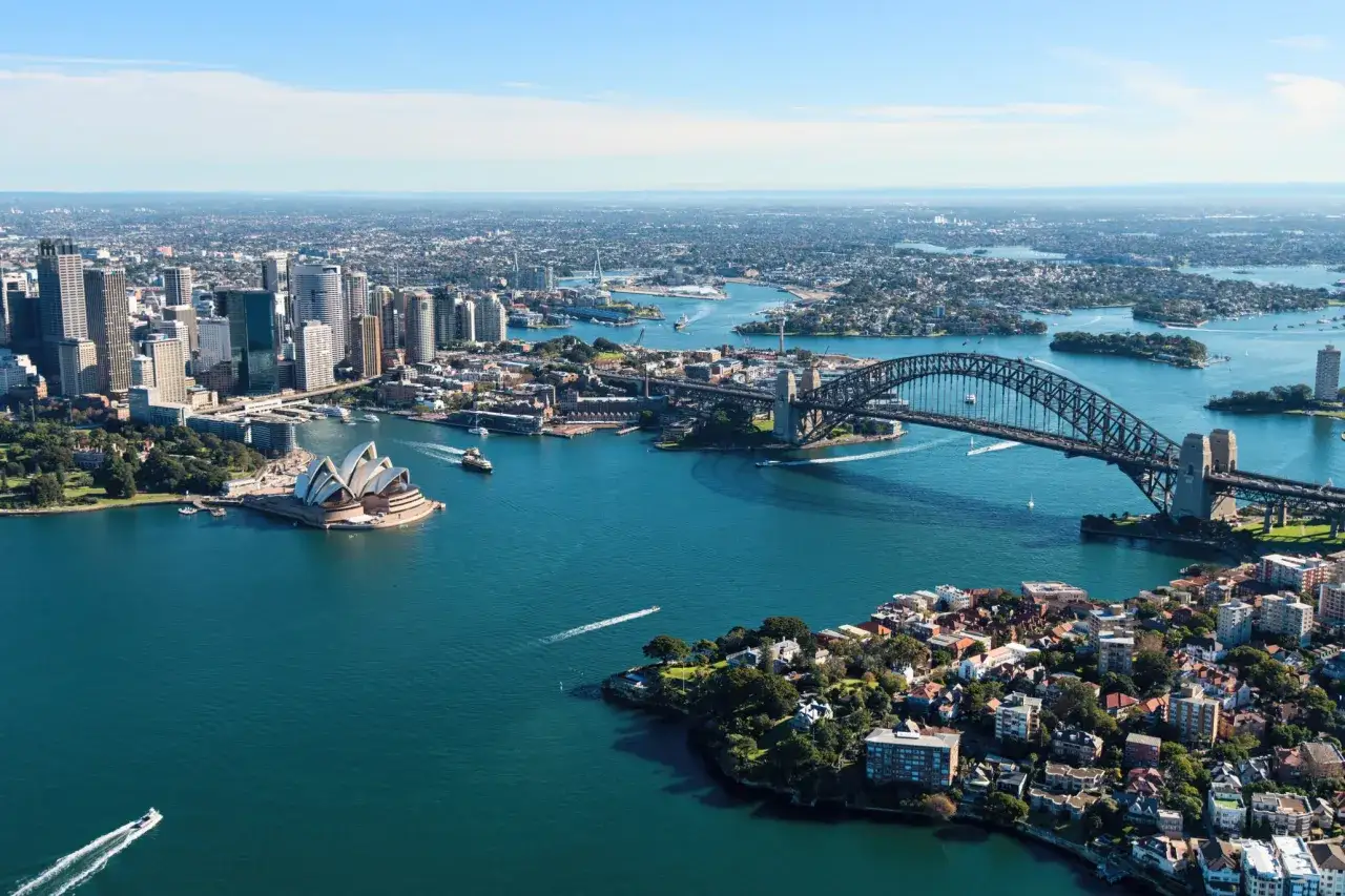 Widok na Zatokę Sydney z Operą i mostem Harbour Bridge. Tu właśnie leży Sydney, miasto pełne życia i pięknych krajobrazów.