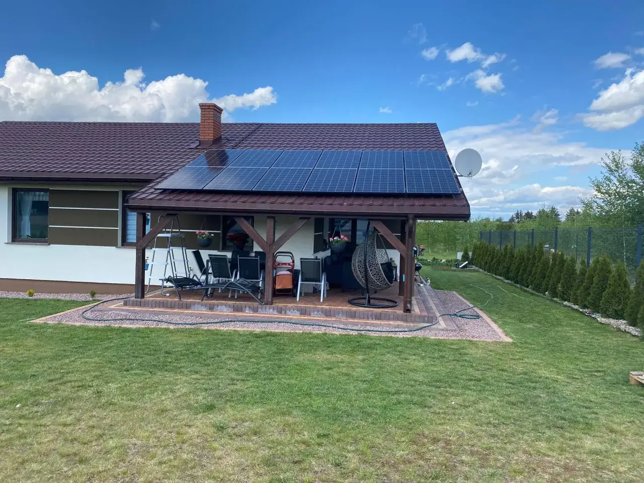 Nowoczesna instalacja fotowoltaiczna na dachu domu, zapewniająca czystą energię.