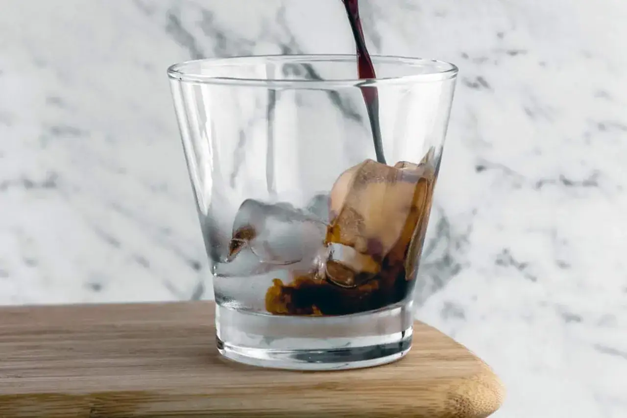 M&ouml;rk, rik cold brew kaffe h&auml;lls &ouml;ver is i ett glas. Perfekt f&ouml;r en svalkande stund.
