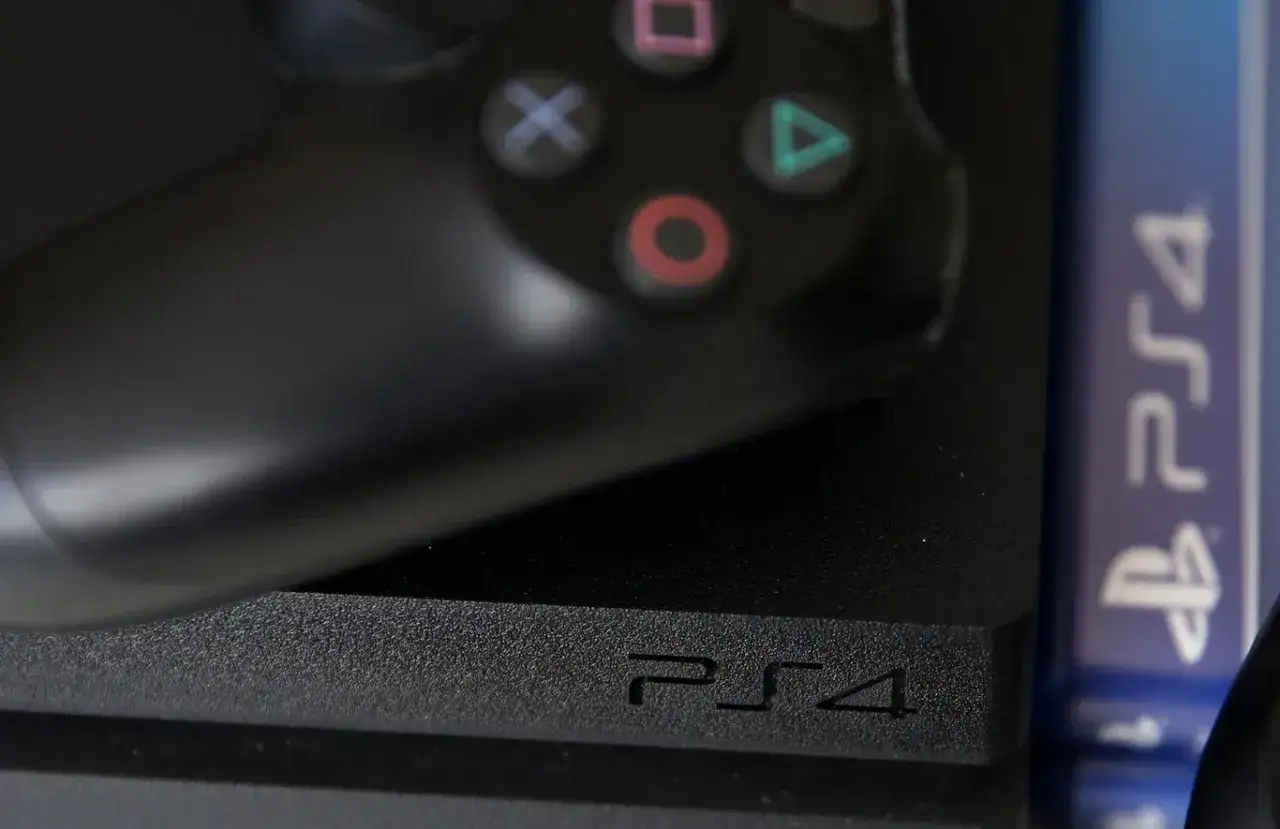 Kontroler i konsola PS4 leżą obok pudełka z grą. Zastanawiasz się, kiedy serwery PS4 zostaną wyłączone?