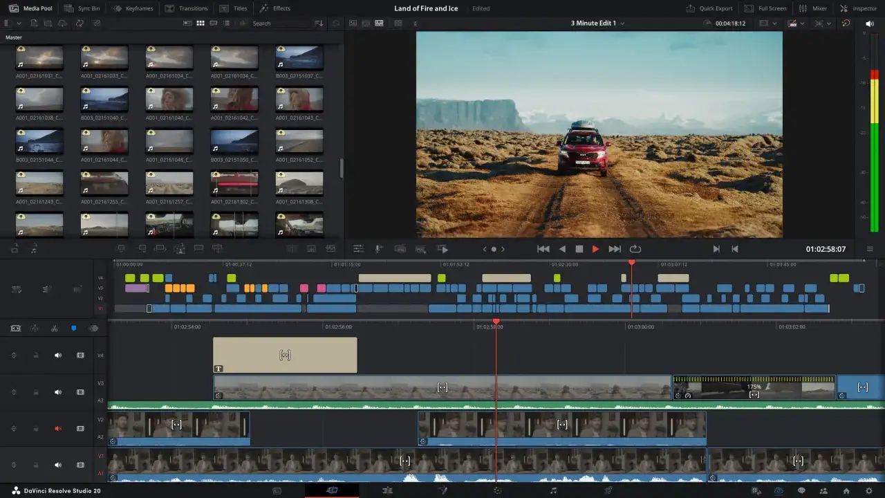 Edycja wideo w DaVinci Resolve free: ujęcie z drona na czerwony samochód na pustkowiu, z widokiem na góry w tle.