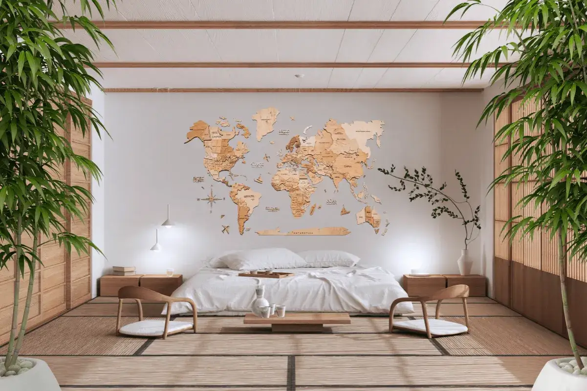 Une chambre zen avec une carte du monde en bois au mur, parfaite pour une inspi d&eacute;co chambre d'aventurier.