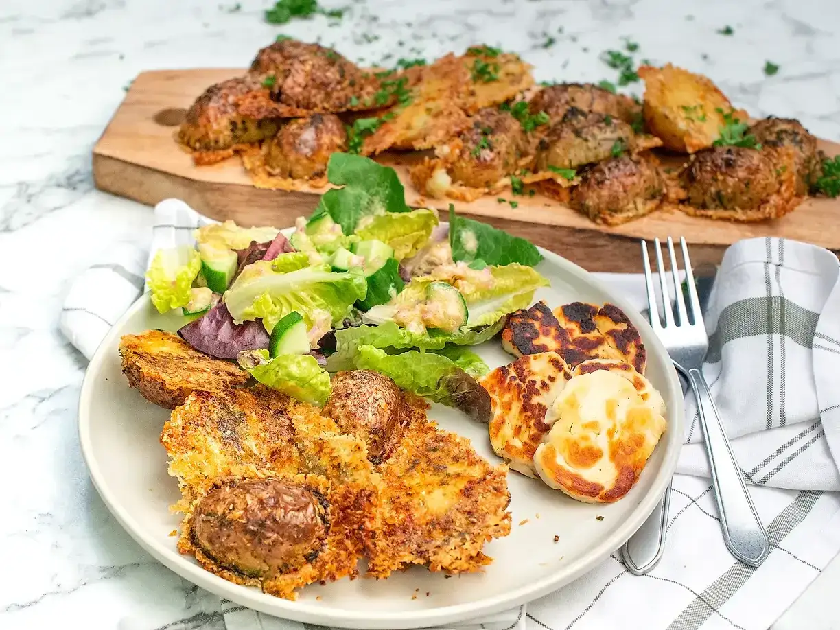 Krispiga, friterade potatisbollar serveras med en fr&auml;sch sallad och grillad halloumi. En h&auml;rlig m&aring;ltid!