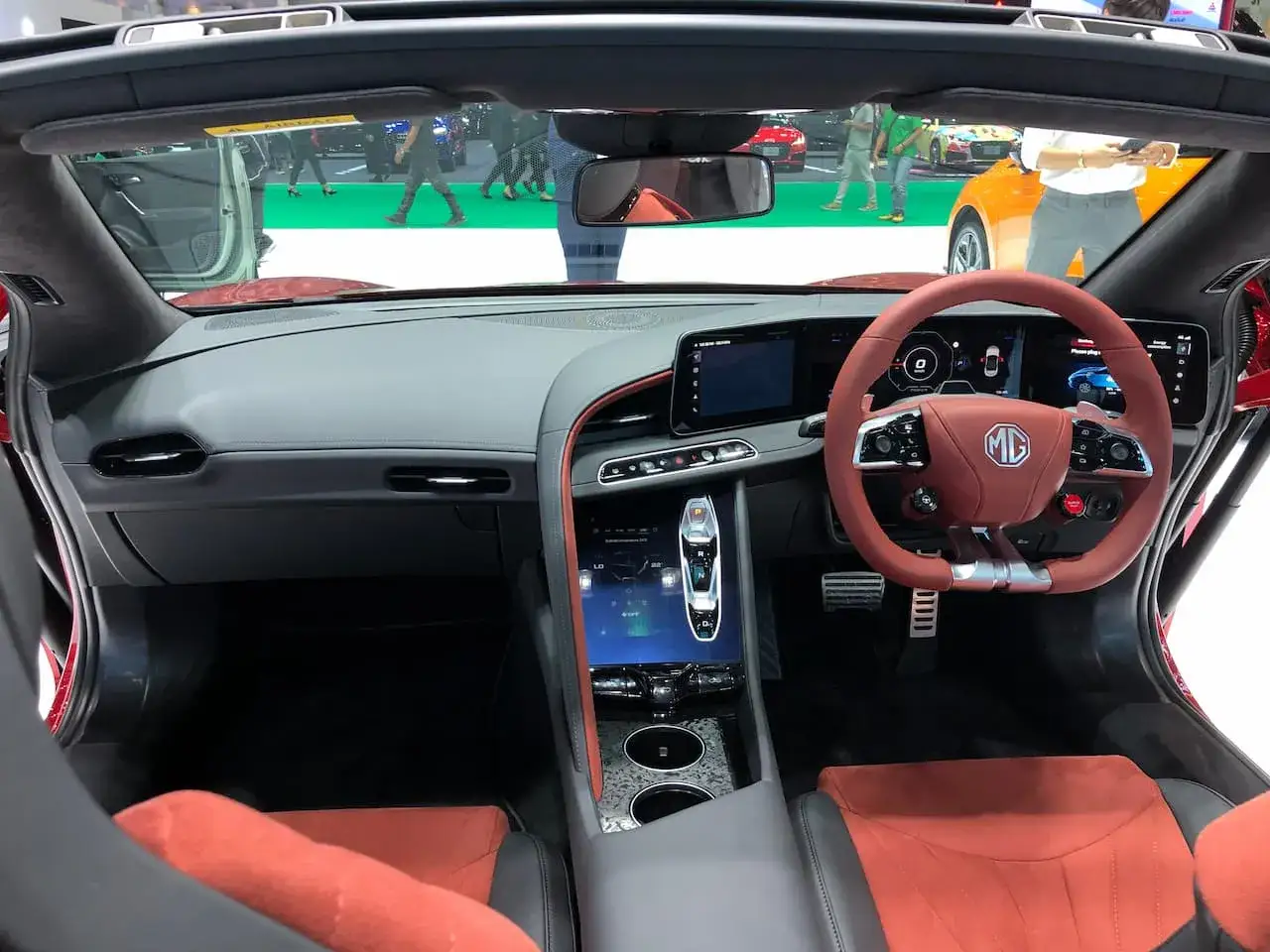 Wnętrze MG Roadster: czerwona kierownica, dwa ekrany, sportowe fotele. Gotowy na jazdę!