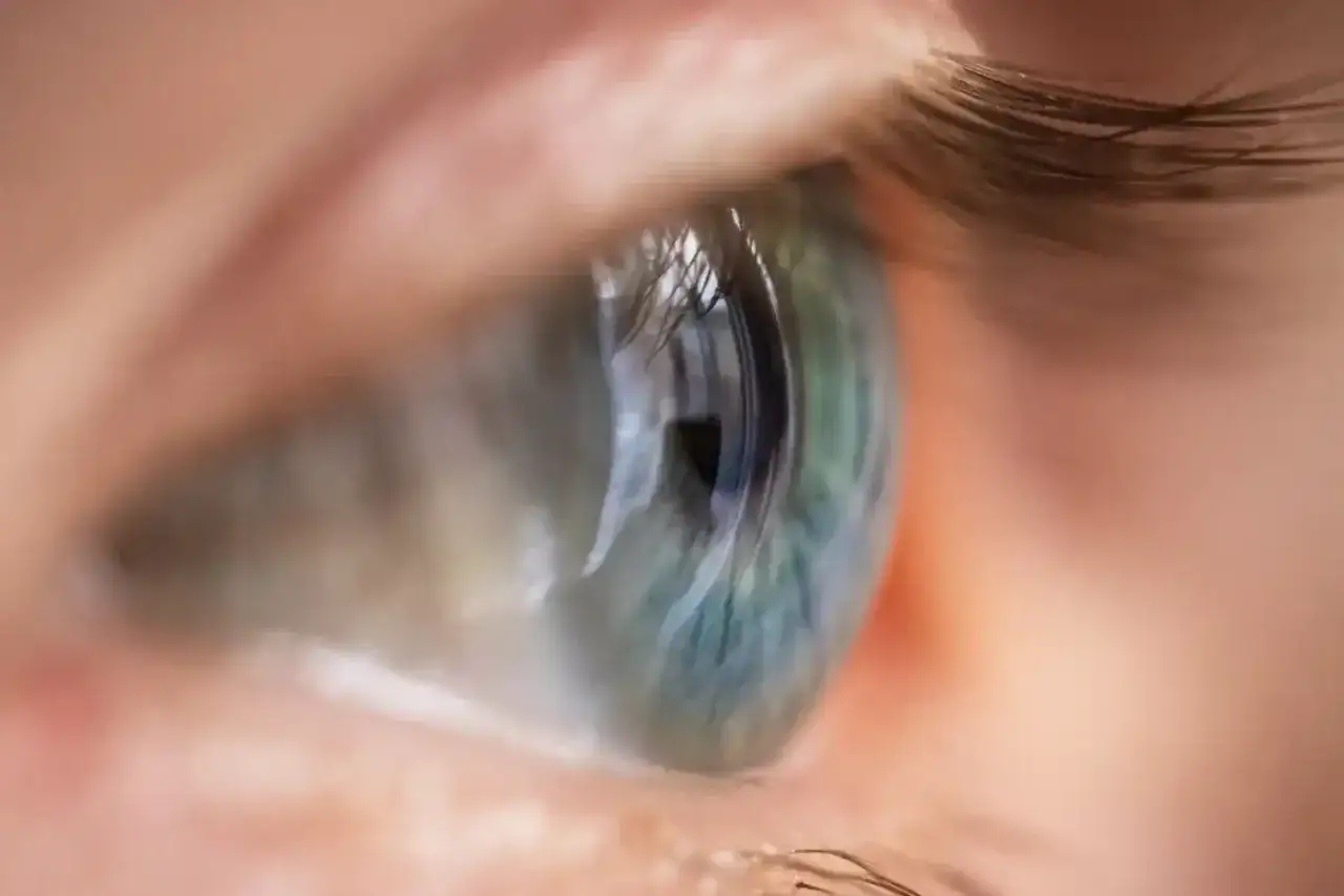 Un occhio azzurro con riflessi verdi, ciglia lunghe. Vedo sfocato da un occhio, ma la bellezza del mondo &egrave; ancora visibile.