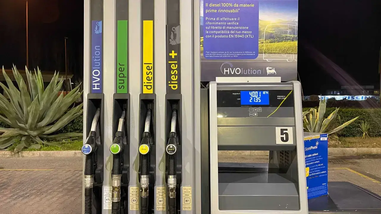 Pompa di benzina con erogatori per Super, Diesel e Diesel+ HVO. Il display mostra il prezzo al litro.