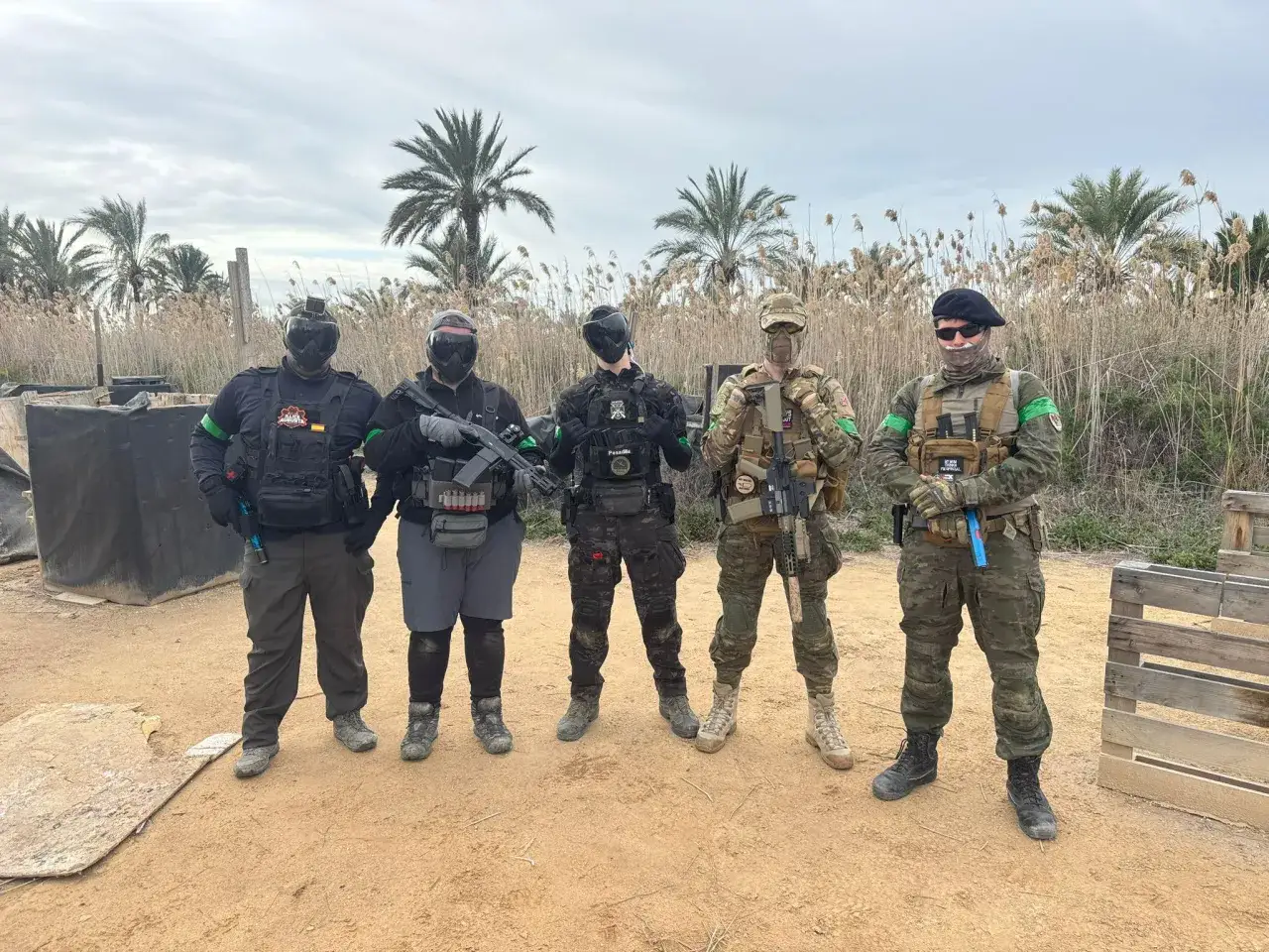 Cinco jugadores de airsoft, listos para la acci&oacute;n. El airsoft significado es diversi&oacute;n t&aacute;ctica y estrategia en equipo.