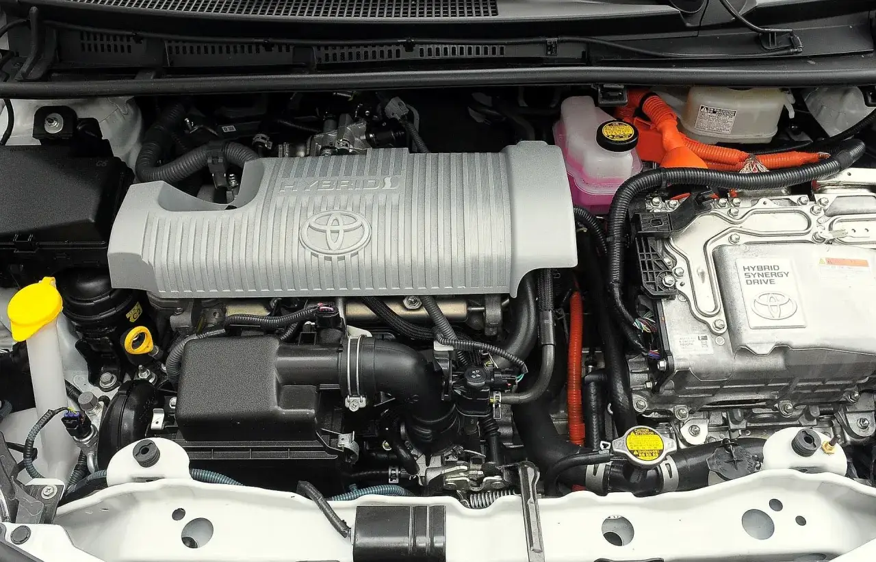 Silnik hybrydowy Toyota Yaris, z napisem 
