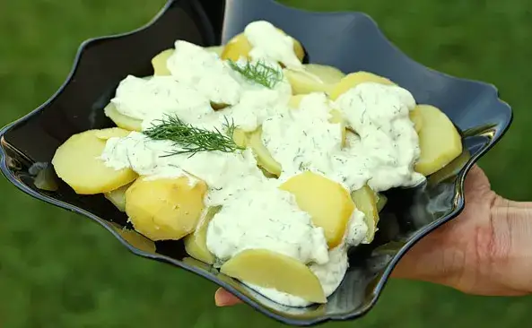 talerz ziemniaków z lekkim sosem i ciężkim sosem porównanie