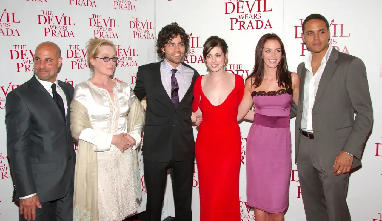 Diabeł ubiera się u Prady obsada: Meryl Streep, Anne Hathaway, Emily Blunt, Stanley Tucci, Adrian Grenier i Simon Baker na premierze filmu.