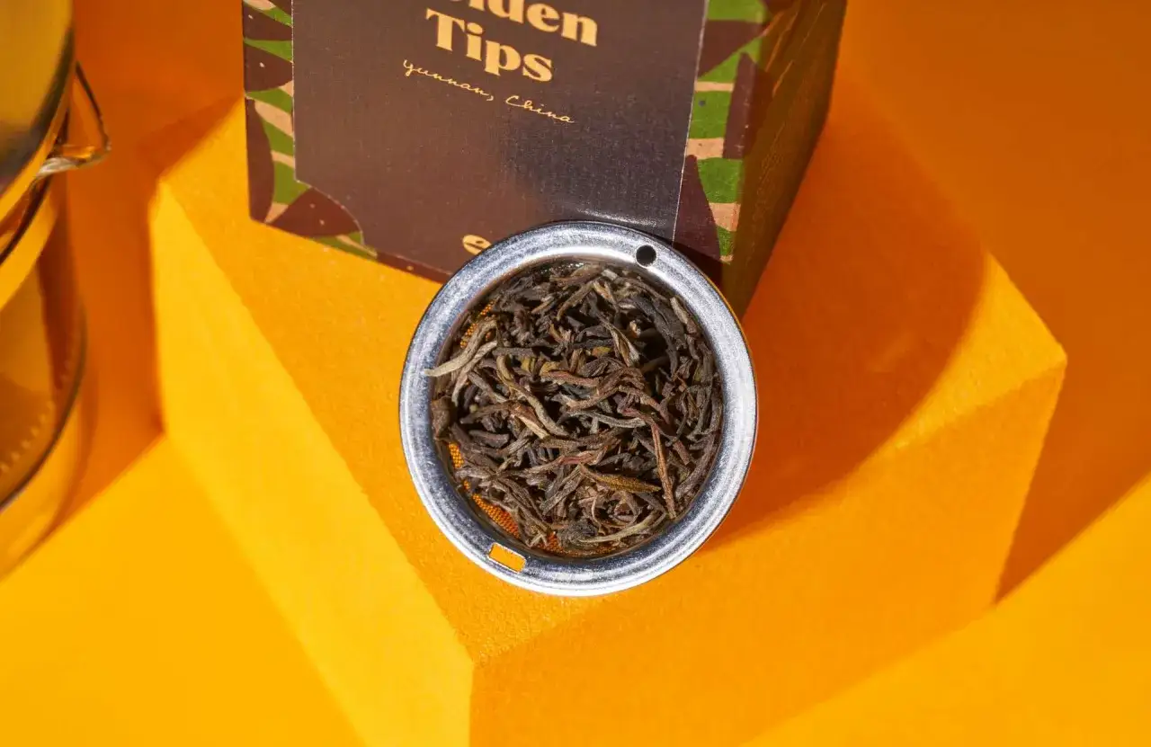 Suszone liście czarnej herbaty Golden Tips z Yunnan, Chiny. Odkryj jej właściwości.