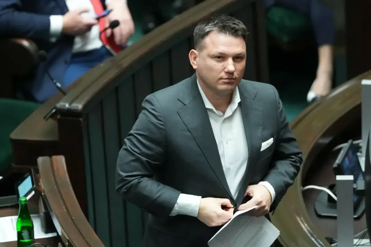 Mężczyzna w garniturze w sali sejmowej, być może dyskutuje o immunitet.