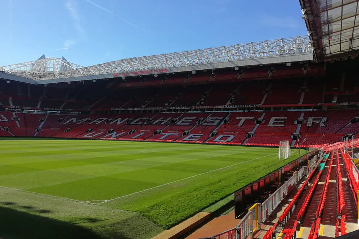 Stadion Old Trafford, dom Manchester United, jednego z najbardziej znanych angielskich klubów piłkarskich.