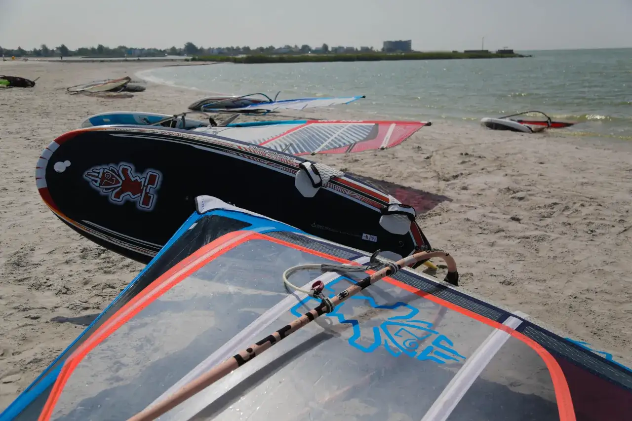Windsurfbretter liegen am **Makkum Strand** bereit für den nächsten Ritt auf den Wellen.