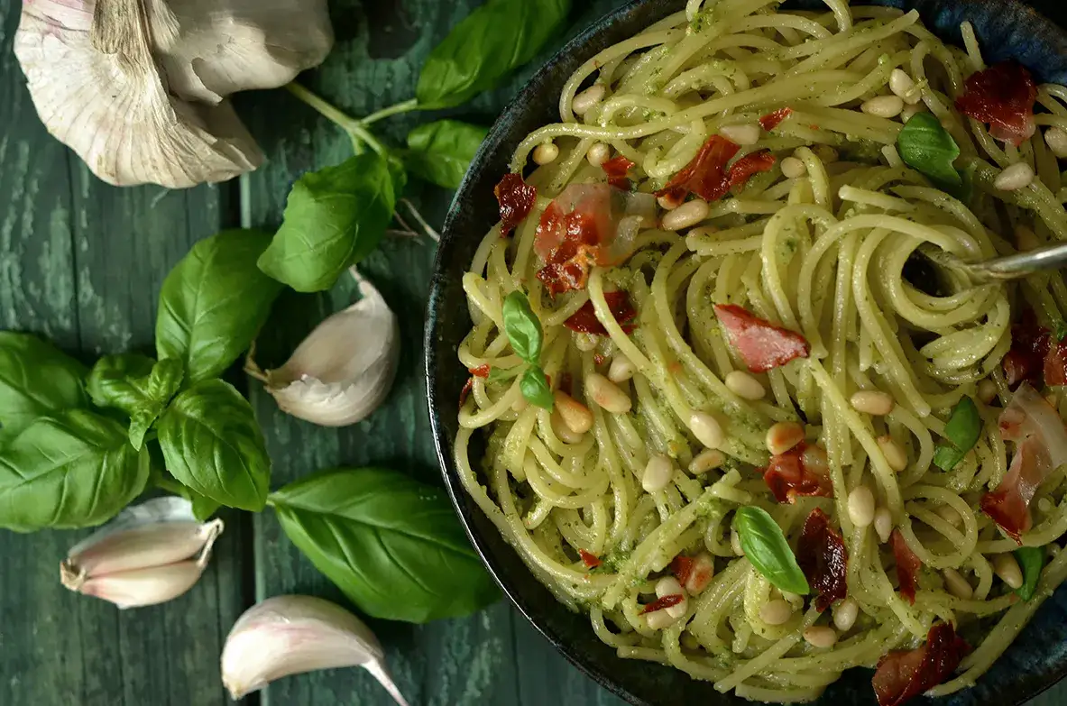 spaghetti na talerzu z parmezanem i bazylią