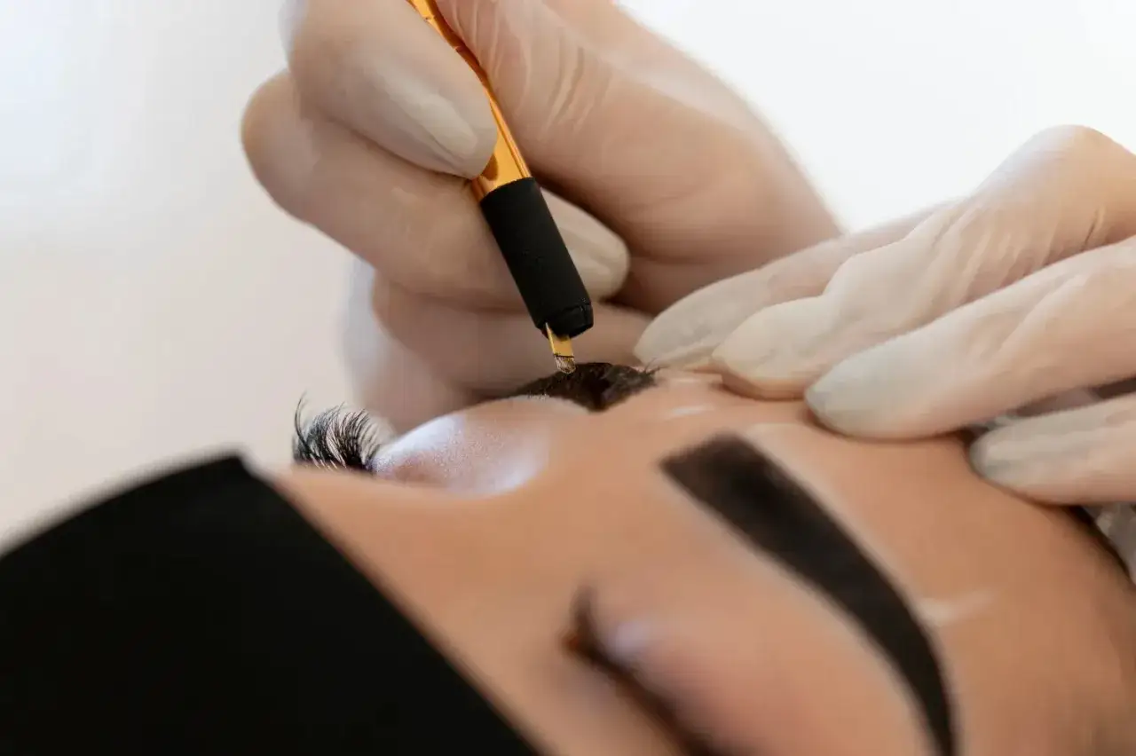 Zdjęcie Jak długo trzyma henna na brwiach? Trwałość i porady