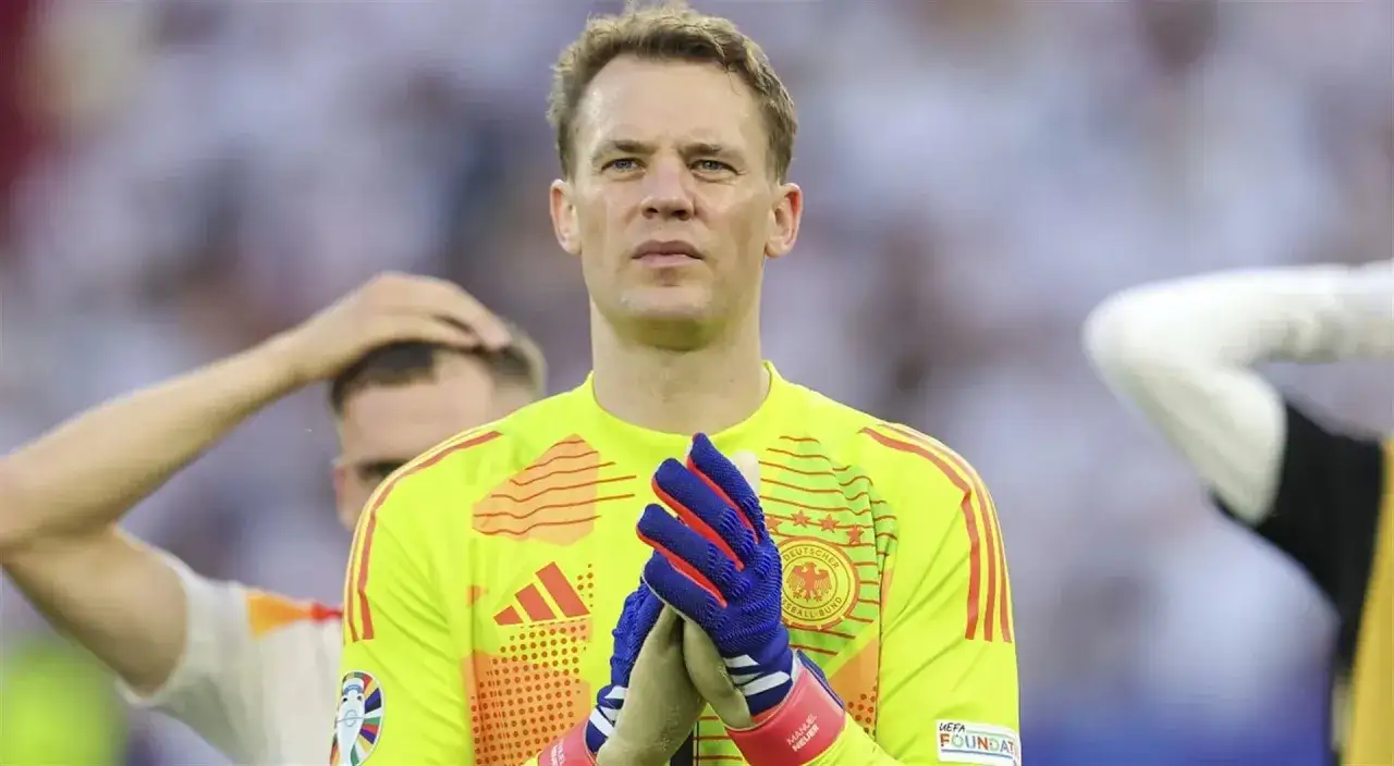Manuel Neuer, bramkarz w ż&oacute;łtej koszulce, z rękami złożonymi w geście szacunku. Jego wzrok skierowany jest przed siebie, gotowy do kolejnych manuel neuer gry.