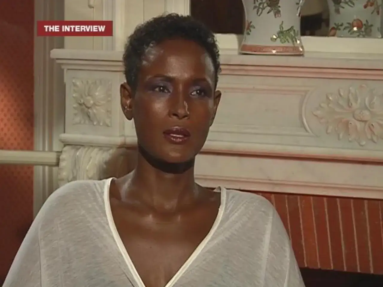 Waris Dirie, znana aktywistka, podczas wywiadu. Jej mąż, choć nieobecny na zdjęciu, jest ważną częścią jej życia.