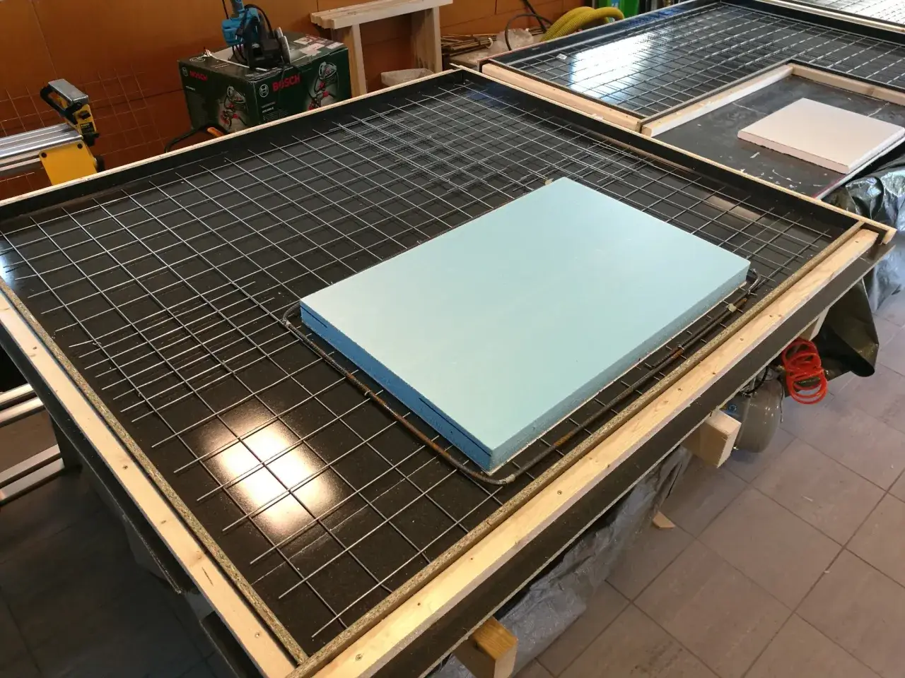 F&ouml;rberedelser f&ouml;r att gjuta betong. Formar med armeringsn&auml;t och isolering &auml;r redo.