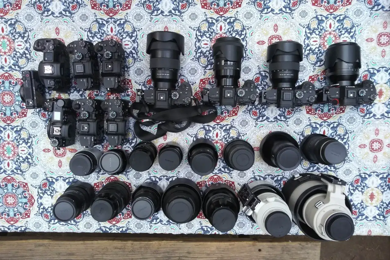 Colección de cámaras y lentes, cada objetivo fotográfico listo para capturar momentos.