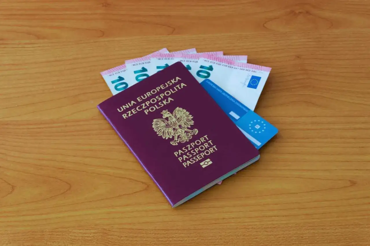 Polski paszport, euro i karta EKUZ. Czy do Wiednia potrzebny jest paszport? W strefie Schengen nie, ale warto mieć dokument.