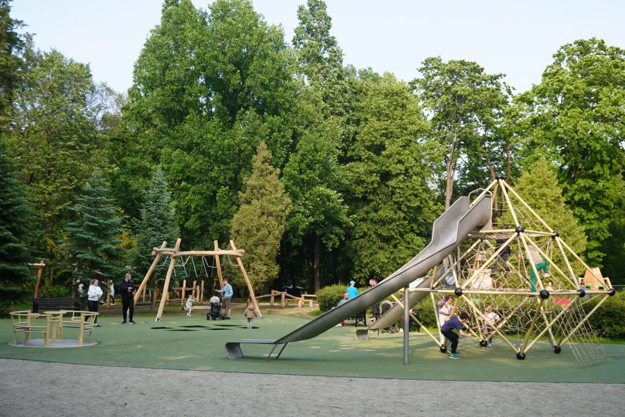 Plac zabaw w Białymstoku oferuje mnóstwo atrakcji dla dzieci: zjeżdżalnie, huśtawki i ścianki wspinaczkowe.