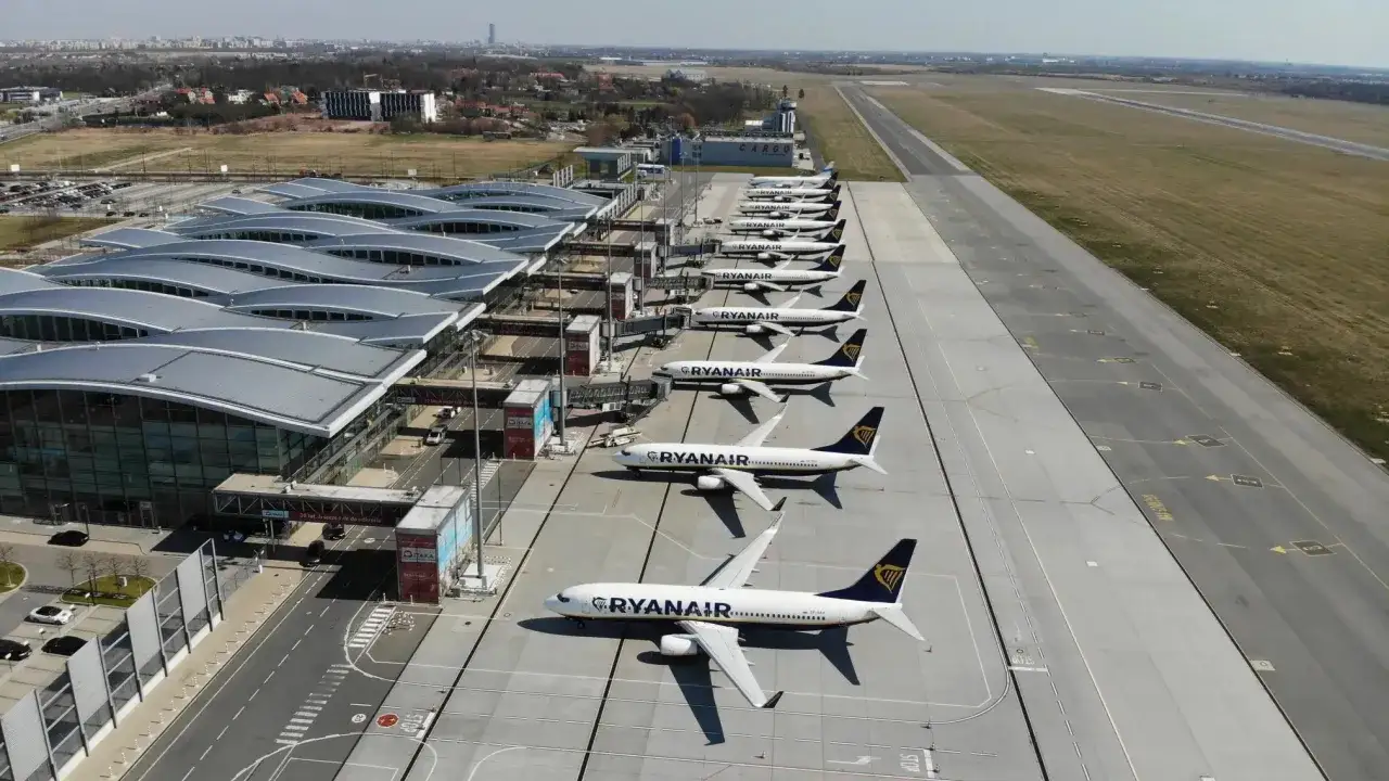 Samoloty Ryanair czekają na pasażer&oacute;w na lotnisku. Może to być trasa Wrocław-Gdańsk.