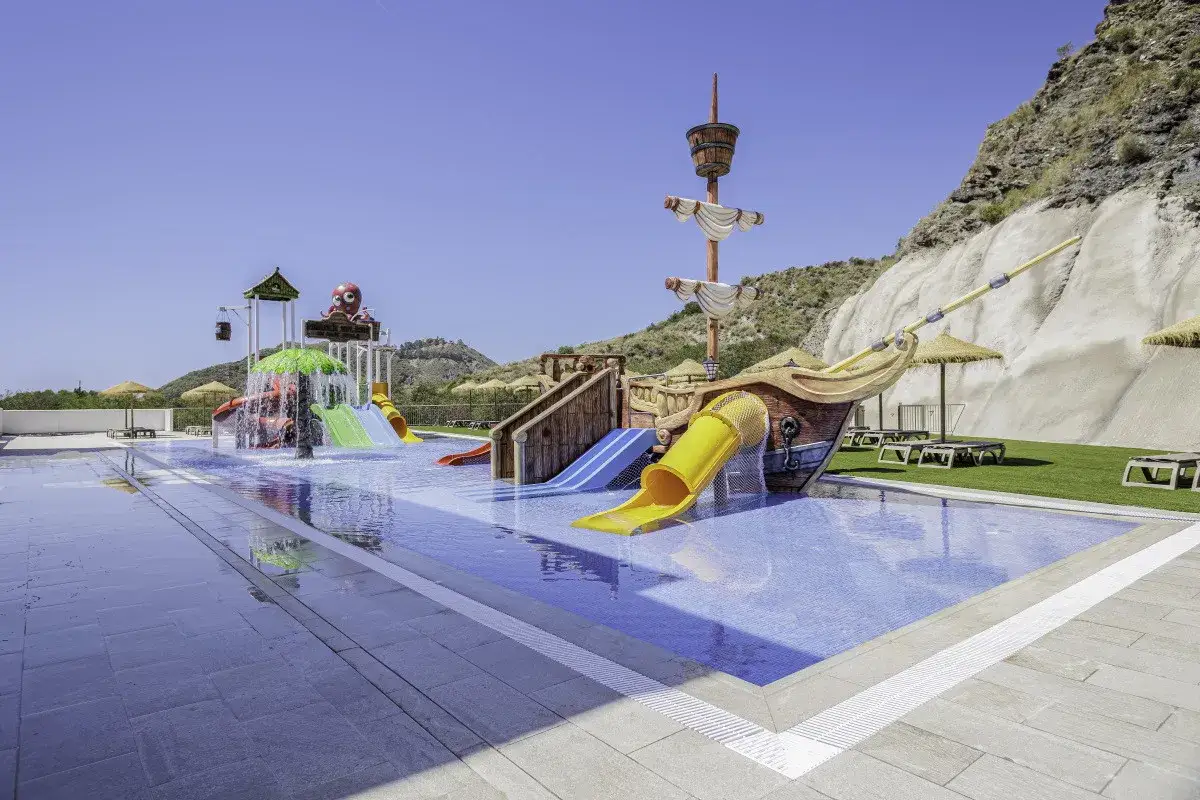 Parque acuático con barco pirata y toboganes. ¡Las opiniones del hotel Best Indalo confirman la diversión!