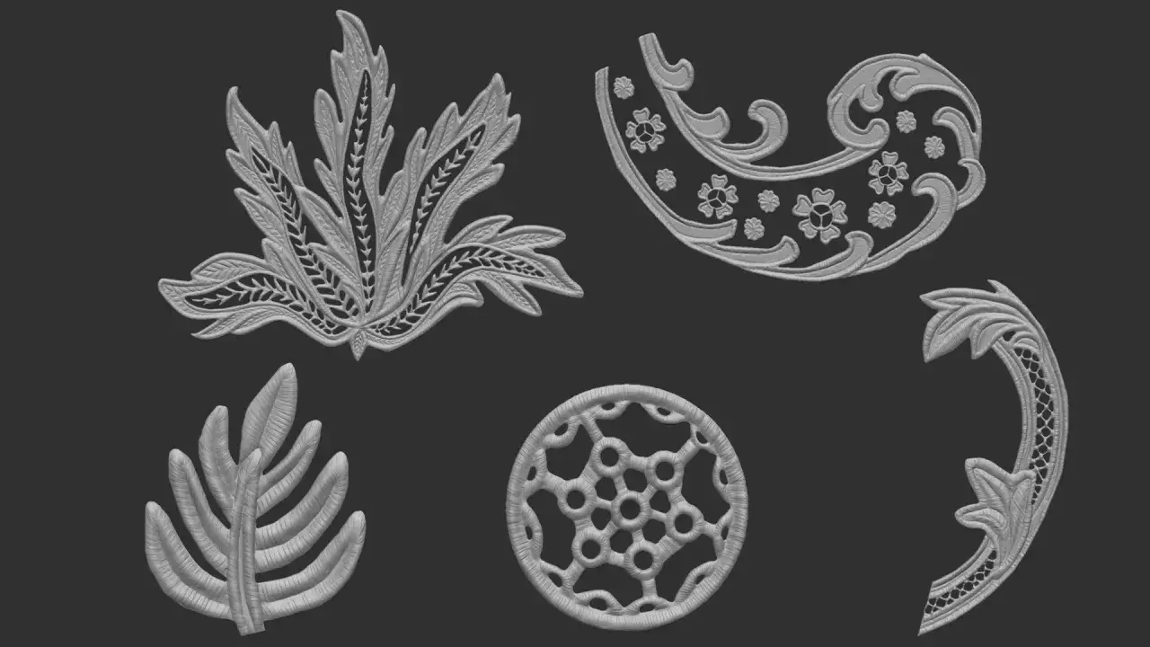 Un delicado encaje dibujo con motivos de hojas y flores, como si fueran filigranas de plata sobre fondo oscuro.