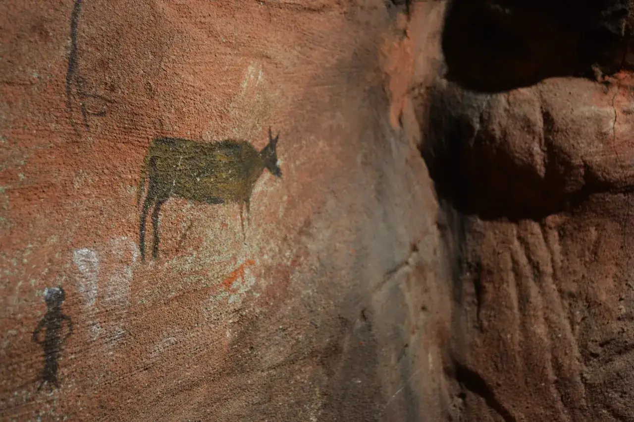 Antigua escena de caza en las pinturas rupestres de Albarracín: un ciervo y una figura humana esquemática.