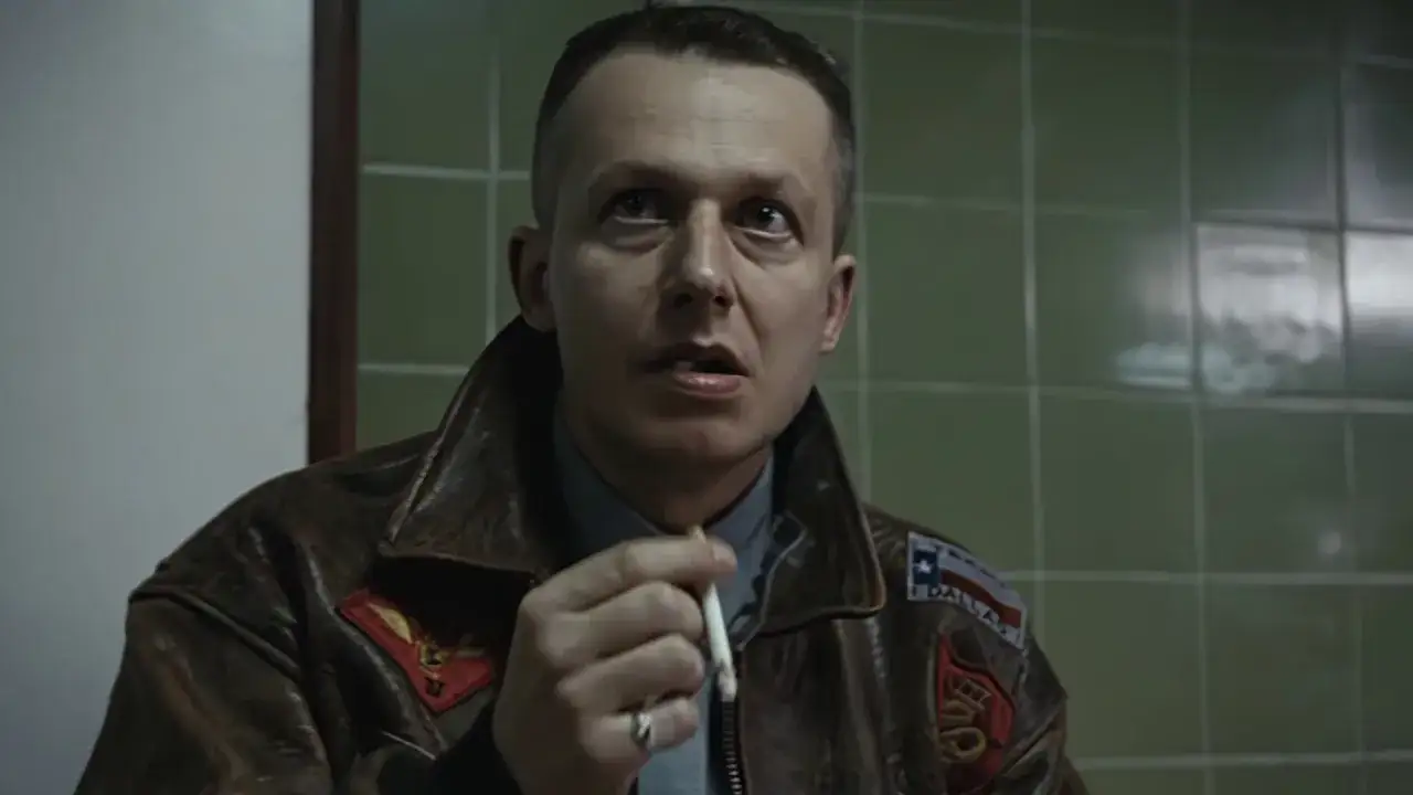 Mężczyzna w skórzanej kurtce, jeden z bohaterów filmu