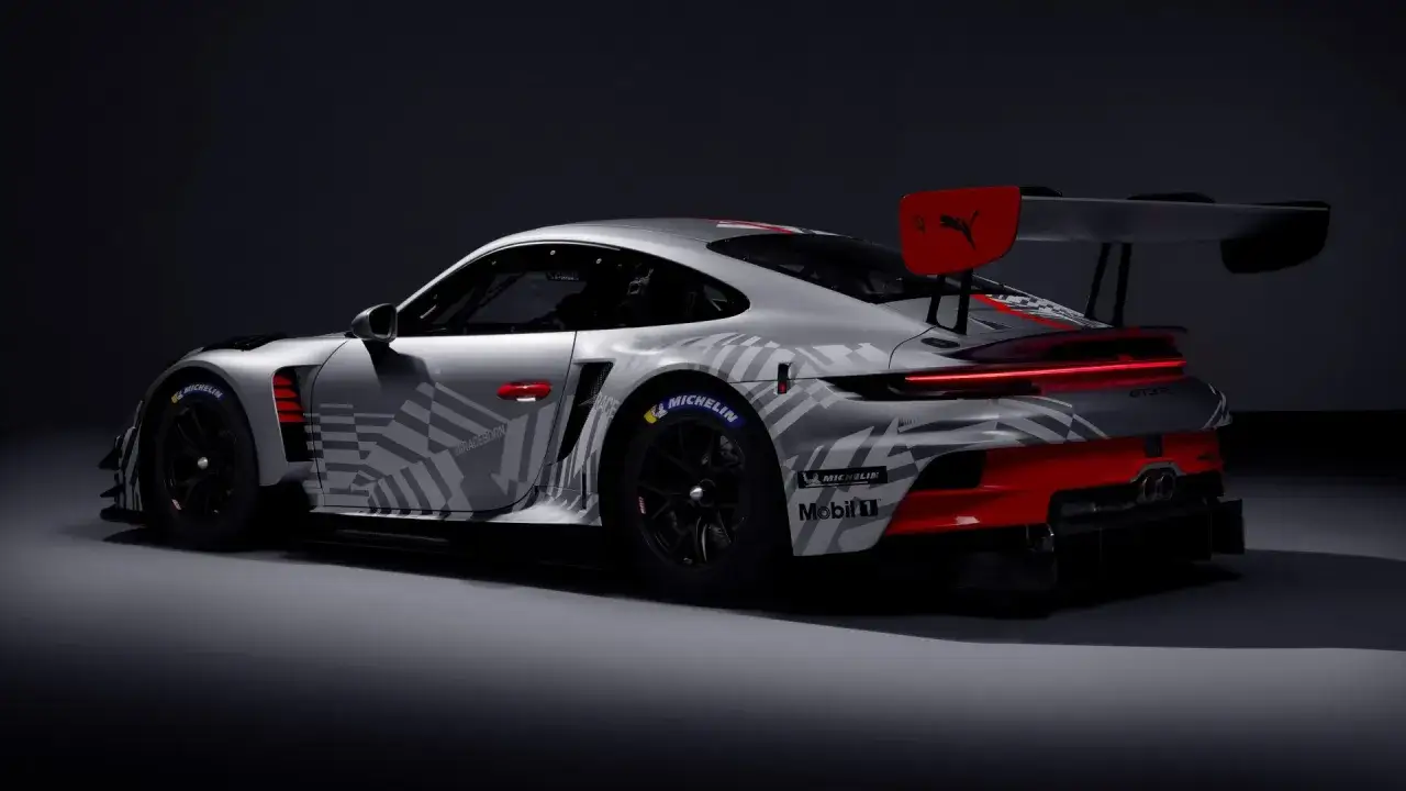 Silberner Porsche 911 GT3 R mit auffälligem Renn-Design und rotem Heckspoiler. Bereit für die Rennstrecke.
