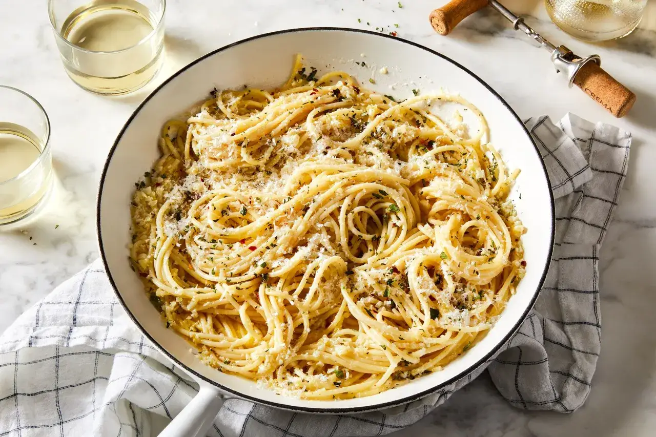 Szybki makaron aglio e olio z czosnkiem, oliwą i parmezanem. Idealny pomysł, z czym zrobić makaron na szybko.