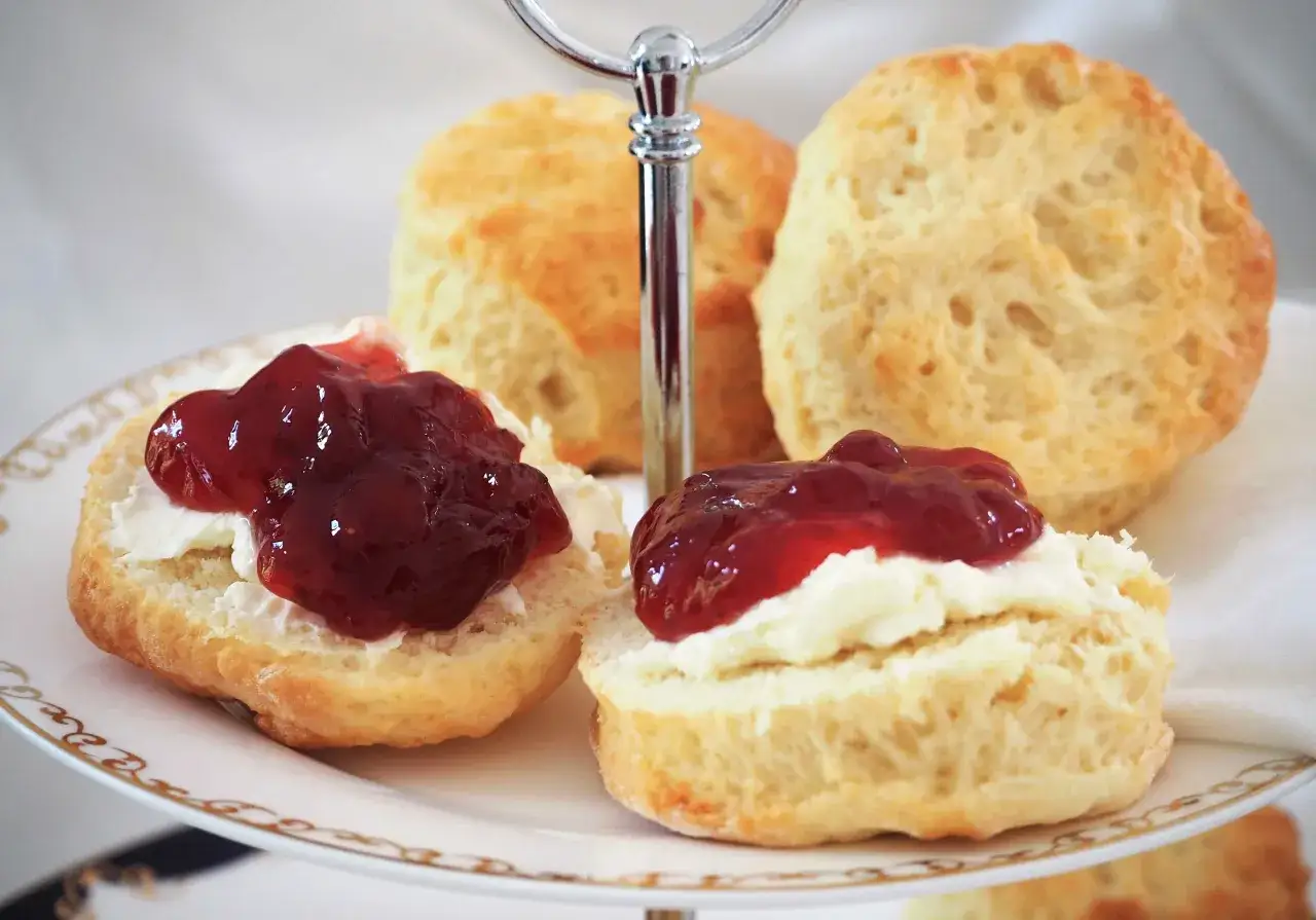 Leckere Scones mit Clotted Cream und Marmelade, ein perfektes Rezept f&uuml;r den Nachmittagstee.